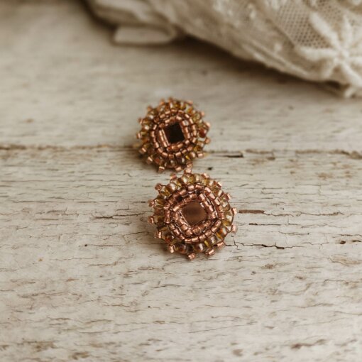 korálkové náušnice okrové